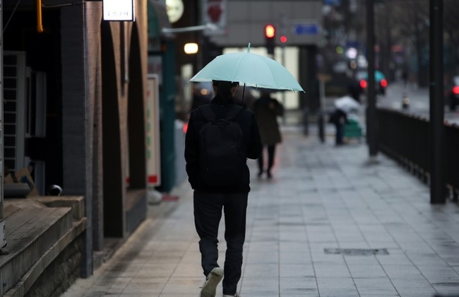 서울지역에 비가 내린 지난 10일 서울시청 인근 도로에서 우산을 쓴 직장인들이 출근하고 있다.