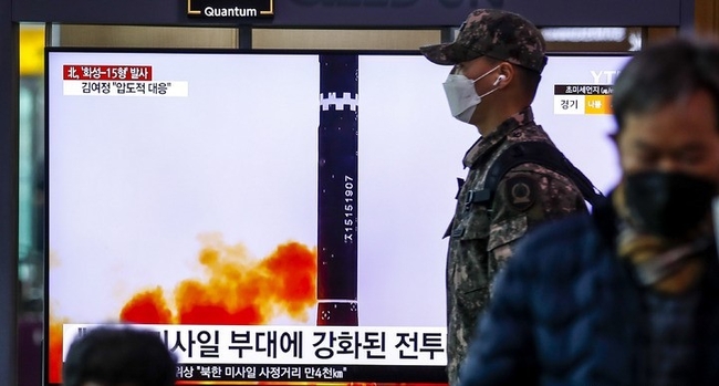 19일 오전 서울 중구 서울역에서 시민들이 북한의 대륙간탄도미사일(ICBM) 발사훈련 관련 뉴스를 바라보고 있다. (사진=뉴시스)