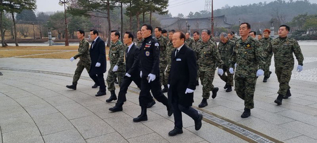 5·18민주화운동 부상자회와 공로자회, ㈔대한민국 특전사 동지회 일부 회원이 19일 오전 광주 북구 운정동 국립5·18민주묘지를 찾아 참배하고 있다. (사진=광주전남추모연대 제공)