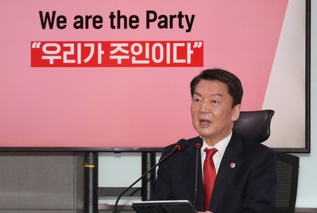 안철수 국민의힘 당 대표 후보가 19일 오전 서울 여의도 국회 의원회관에서 열린 2차 정책비전 발표회에서 '당원권 강화와 공천 시스템'과 관련해 발표하고 있다. (사진=뉴시스)