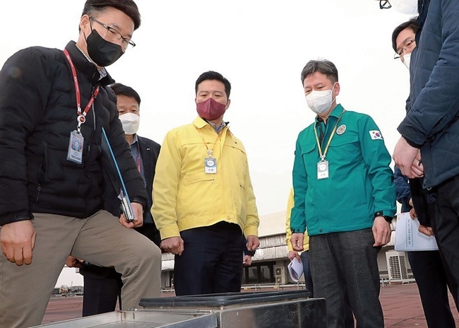  한창섭 행정안전부 차관이 지난 12일 오후 한국공항공사 김포공항 국제여객청사를 찾아 지진가속도계측기를 점검하고 있다. (사진=행정안전부 제공)