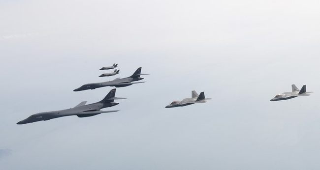 한미 공군이 1일 서해 상공에서 우리 측 F-35A 전투기와 미측의 B-1B 전략폭격기 및 F-22·F-35B 전투기로 연합공중훈련을 시행하고 있다. (사진=공군 제공)