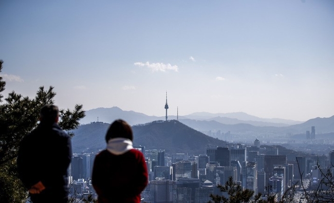 맑은 날씨를 보인 19일 오후 서울 종로구 북악산을 찾은 등산객들이 파란 하늘을 배경으로 사진을 찍고 있다. (사진=뉴시스)