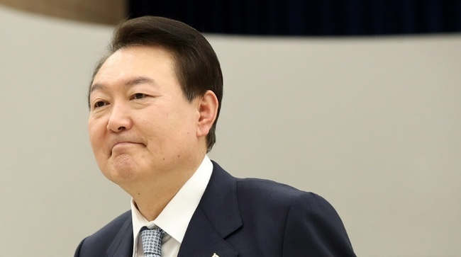 윤석열 대통령이 지난 8일 서울 용산 대통령실 청사에서 열린 유홍림 서울대 총장 임명장 및 김영미 저출산·고령사회위원회 부위원장 위촉장 수여식을 마친 후 이동하고 있다. (사진=뉴시스 제공)