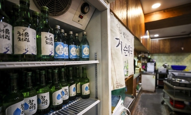20일 오전 서울시내 한 음식점 냉장고에 주류가 보관돼 있다.(사진=뉴시스 제공)