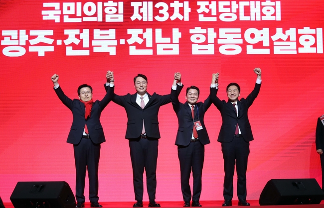황교안(왼쪽부터), 천하람, 안철수, 김기현 국민의힘 당대표 후보들이 16일 오후 광주 서구 김대중컨벤션센터에서 열린 힘내라 대한민국! 국민의힘 제3차 전당대회 광주·전북·전남 합동연설회에 참석하고 있다.(사진=뉴시스 제공)