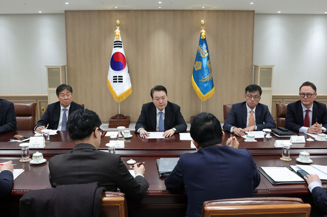 윤석열 대통령이 21일 서울 용산 대통령실 청사에서 건설현장의 갈취·폭력 등 조직적 불법행위 실태와 대책을 보고 받고 있다. (사진=대통령실 제공