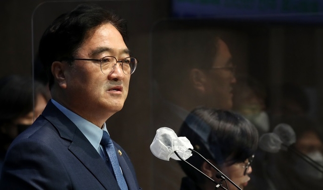  우원식 더불어민주당 의원이 지난해 11월 9일 오전 서울 여의도 국회 소통관에서 열린 민주유공자법 제정 촉구 기자회견에서 발언하고 있다(사진=뉴시스 제공)