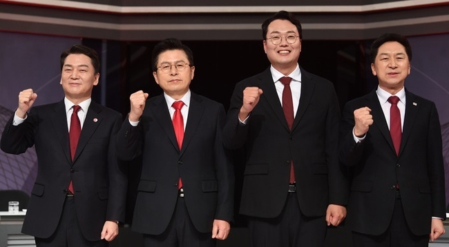 국민의힘 당 대표 경선 후보들이 지난 22일 오후 서울 여의도 KBS공개홀에서 TV토론에 앞서 기념촬영을 하고 있다. 왼쪽부터 안철수, 황교안, 천하람, 김기현 후보(사진=뉴시스 제공)
