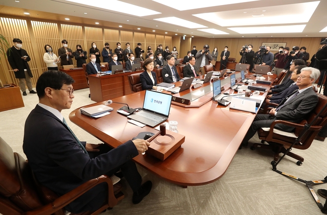 이창용 한국은행 총재가 23일 오전 서울 중구 한국은행에서 열린 금융통화위원회 본회의를 주재하고 있다.(사진=뉴시스 제공)