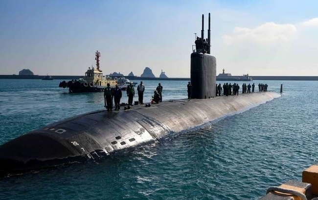 미 태평향 함대는 25일 핵추진 공격잠수함 '스프링필드(SSN-761)'가 최근 부산 해군작전기지에 입항한 사진을 공개했다. 사진에는 스프링필드 승조원들이 선체에 올라 입항을 준비하는 모습, 성조기와 태극기를 게양하는 모습 등이 담겼다. (사진=미 해군 SNS)
