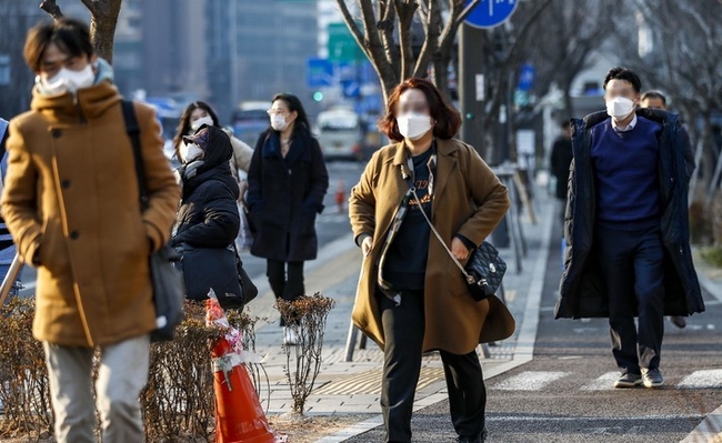 지난 23일 오전 서울 세종대로 인근에서 시민들이 이동하고 있다. 기상청은 서울 오전 최저기온이 영하 1.7도, 오후 최고기온이 6~13도로 큰 일교차를 주의할 것을 당부했다. (사진=뉴시스)