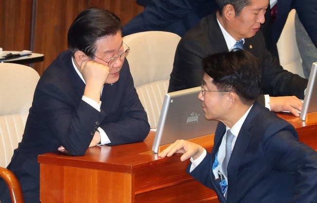 지난 24일 서울 여의도 국회 본회의장에서 더불어민주당 이재명 대표와 조정식 사무총장이 대화하고 있다. (사진=뉴시스)