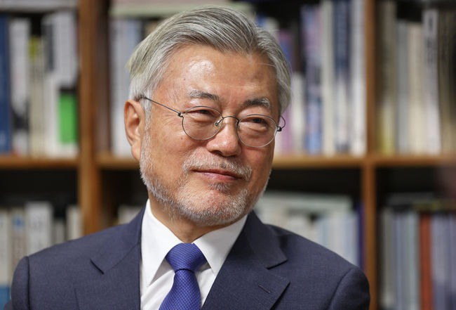 문재인 전 대통령이 2일 경남 양산시 평산마을 사저에서 이재명 더불어민주당 대표 및 당 지도부와 대화를 하고 있다.(사진=더불어민주당)