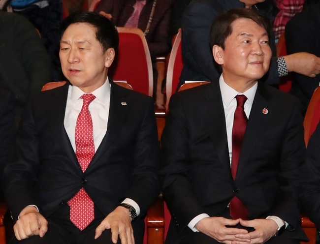 국민의힘 김기현(왼쪽), 안철수 당 대표 후보가 지난 26일 오후 서울 도봉구민회관에서 열린 도봉갑 당협 신년 당원교육에 참석해 있다.(사진=뉴시스 제공)