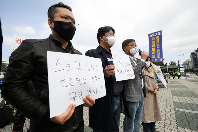 탐사보도매체 시민언론 더탐사 강진구 기자 등이 6일 서울 여의도 국회 앞에서 기자회견을 열고 한동훈 법무부 장관의 스토킹 빙자 언론탄압 중단을 촉구하고 있다. 시민언론 더탐사는 이날 기자회견에서 한동훈 법무부 장관이 본인을 취재 중이던 기자를 스토킹 범죄자로 낙인찍기 위해 언론플레이를 진행 중인 것으로 판단하고 있다고 말하며 경찰이 신고 접수 하루 만에 고소인 조사도 하지 않은 채 취재기자가 스토킹 범죄를 저지른 것으로 전제하고 경고장과 긴급 응급조치 등의 통보서를 휴대폰으로 찍어서 보냈다고 전했다. (사진=뉴시스 제공)