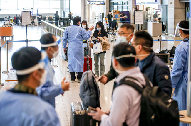 22일 오후 인천국제공항 1터미널에서 중국발 승객이 PCR검사를 받기 위해 대기하고 있다.(사진=뉴시스 제공)