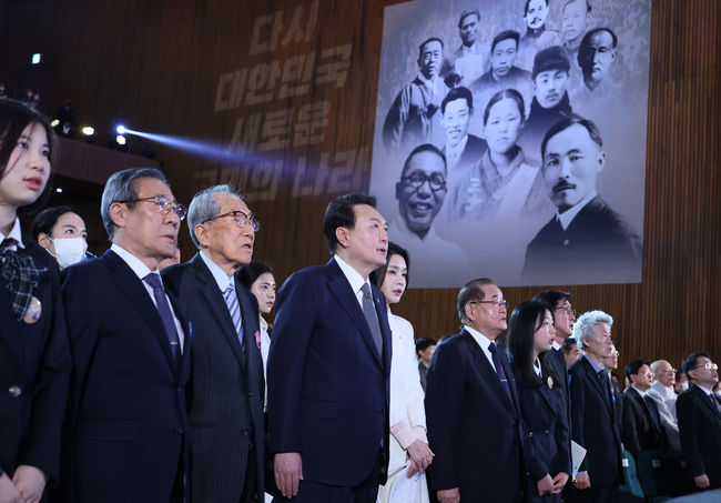 윤석열 대통령과 김건희 여사가 1일 서울 중구 유관순 기념관에서 열린 제104주년 3.1절 기념식에서 순국선열과 호국영령에 대한 묵념을 하고 있다. (사진=대통령실통신사진기자단/뉴시스 제공)