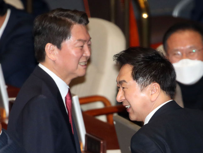  김기현, 안철수 국민의힘 당대표 후보가 2월 27일 오후 국회 본회의장에서 열린 제403회국회(임시회) 제8차 본회의에서 웃으며 지나가고 있다.(사진=뉴시스 제공)