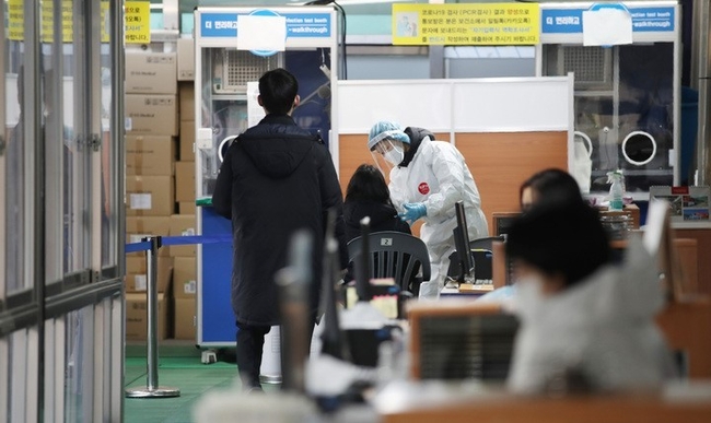 지난달 1일 서울 동대문구 보건소 선별진료소에서 시민들이 검사를 받고 있다. (사진=뉴시스)