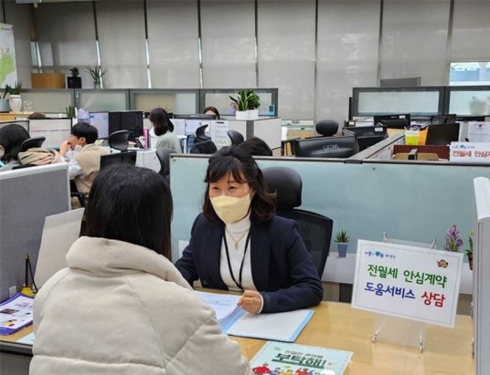 관악구 전월세 안심계약 상담 모습. (사진=뉴시스)