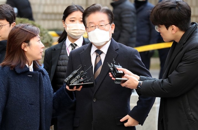  제20대 대통령 선거 과정에서 허위 발언을 한 혐의로 재판에 넘겨진 이재명 더불어민주당 대표가 지난 3일 오후 서울 서초구 서울중앙지방법원에서 휴정 후 재개된 1차 공판에 출석하며 취재진의 질문에 답하고 있다. (사진=뉴시스)