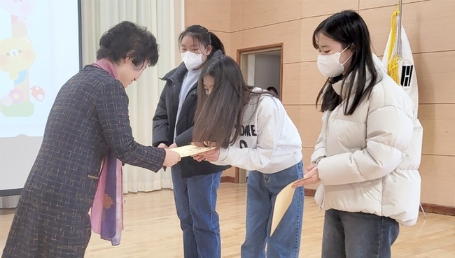  전남도교육청은 보성여중에서 열린 2023학년도 입학식에서 이 학교 출신 네자매의 장학금이 전달됐다고 5일 밝혔다. (사진=전남도교육청 제공). 