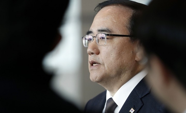  김성한 국가안보실장이 5일 인천국제공항을 통해 미국 워싱턴으로 출국 전 취재진 질문에 답변하고 있다. 김 안보실장은 방미 기간 중 미국 행정부와 학계 인사들과 면담하며 북한 문제, 지역·글로벌 정세와 더불어 경제안보 관련 현안을 협의할 계획이다. (사진=뉴시스)
