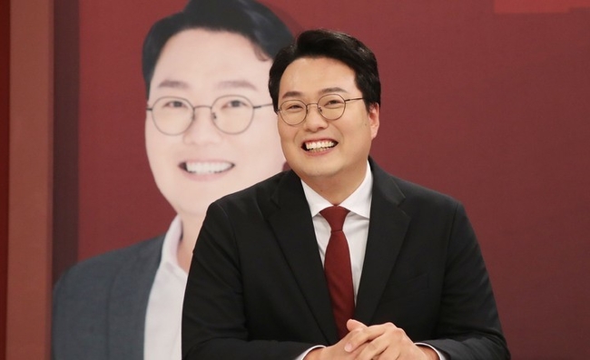 국회사진기자단 = 천하람 국민의힘 당대표 후보가 3일 서울 마포구 채널A 스튜디오에서 열린 국민의힘 당대표 후보자 토론회가 시작되기 전 준비를 하고 있다.
