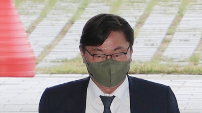 쌍방울그룹 뇌물 의혹을 받는 이화영 킨텍스 대표이사(전 경기도 평화부지사)가 27일 오전 경기도 수원시 영통구 수원지방법원에서 열리는 영장실질심사에 출석하기 위해 수원지방검찰청 청사로 들어가고 있다. (사진=뉴시스)