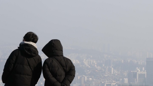 서울지역 미세먼지 농도가 나쁨 수준을 보이고 있는 지난달 1일 오전 서울 용산구 남산에서 바라본 도심이 뿌옇다. (사진=뉴시스)