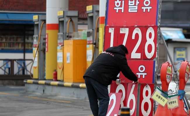 서울 시내 한 주유소에서 관계자가 유가정보 가격표를 교체하고 있다. (사진=뉴시스 제공)