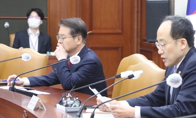  이정식 고용노동부 장관이 6일 오전 서울 종로구 정부서울청사에서 열린 비상경제장관회의에 참석해 추경호 경제부총리의 발언을 듣고 있다. (사진=뉴시스 제공)