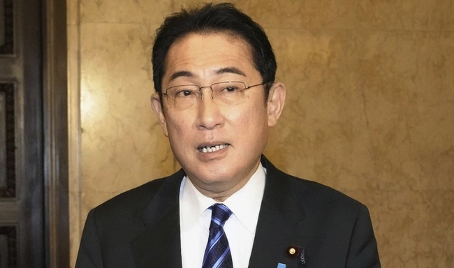6일 기시다 후미오 일본 총리가 도쿄 국회에서 강제징용 피해자 문제와 관련해 기자들에게 말하고 있다. 이날 한국 정부는 강제징용과 관련한 제3자 변제' 해법을 발표했다.(사진=뉴시스 제공)