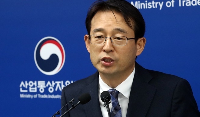 강감찬 산업통상자원부 무역안보정책관이 6일 세종시 정부세종청사에서 한국과 일본 정부는 수출규제에 관한 현안사항에 대해 지난 2019년 7월 이전 상태로 되돌리기 위한 양자협의를 신속히 해나가기로 했다고 밝히고 있다.(사진=뉴시스 제공)