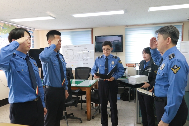 장진수 평택해양경찰서장이 경위 이현철, 순경 우수한에게 표창장을 수여하고 있다.