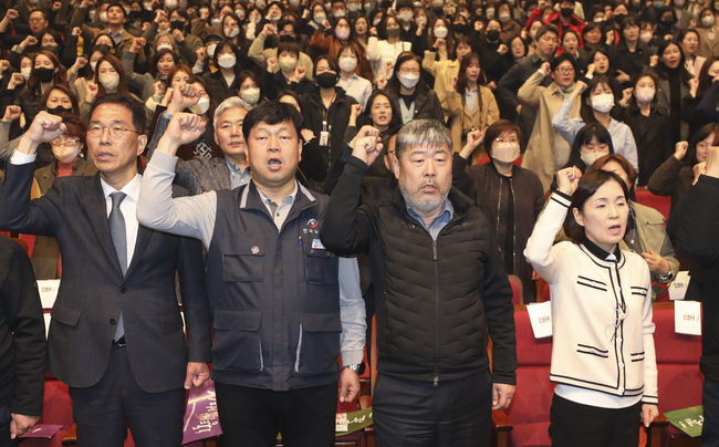 김동명(가운데) 한국노동조합 총연맹 위원장이 지난 8일 서울시 영등포구 영등포 아트홀에서 열린 전국여성노동자대회에서 '임을 위한 행진곡'을 제창하고 있다.(사진=뉴시스 제공)