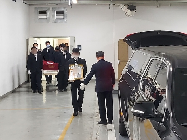 11일 오전 7시50분께 경기 성남 소재 장례식장에서 이재명 더불어민주당 대표의 경기지사 시절 비서실장 전모씨의 발인이 엄수되고 있다. (사진=뉴시스)