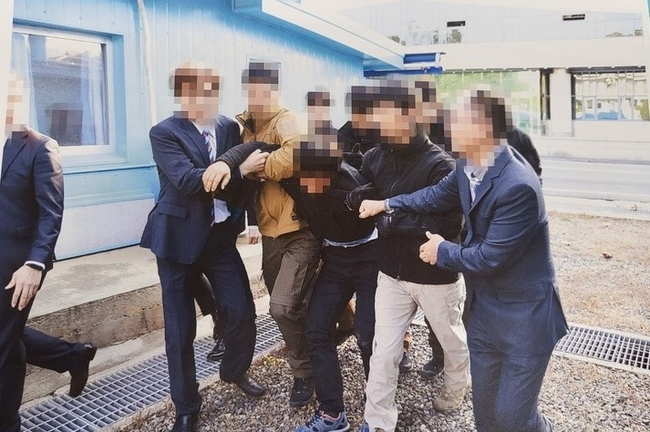 탈북어민 강제북송 당시 모습(사진=통일부 제공)