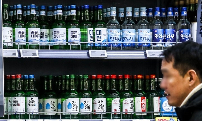  지난 2월19일 서울시내 대형마트를 찾은 시민들이 소주 제품을 살펴보고 있다. (사진=뉴시스)