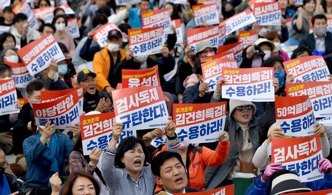 더불어민주당 광주시당이 11일 오후 광주 동구 5·18민주광장 집회에서 '윤석열 정권 야당탄압 검사독재 규탄대회'를 열고 있다. (사진=뉴시스)