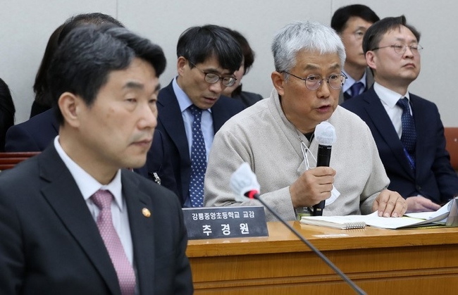 한만위 민족사관고등학교 교장이 지난 9일 오전 서울 여의도 국회에서 열린 교육위원회 전체회의에서 의원들의 질의에 답하고 있다. 앞은 이주호 사회부총리 겸 교육부 장관. (사진=뉴시스)