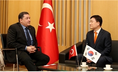 손승현 본부장과 살리 무랏 타메르 주한튀르키예 대사가 지난 10일 주한튀르키예 대사관에서 구호품 운송방안을 협의했다. (사진=우정사업본부)
