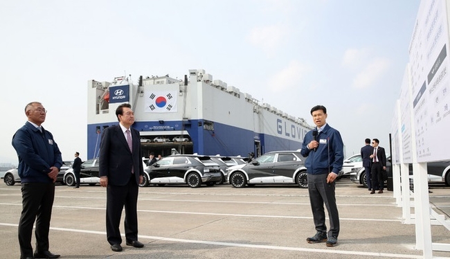 윤석열 대통령이 9일 현대자동차 울산공장 수출선적부두를 방문해 전기차 신공장 건설 개요와 현대차 판매 및 국내생산공장, 수출선적부두 현황 등에 대한 브리핑을 듣고 있다. (사진=뉴시스 제공)