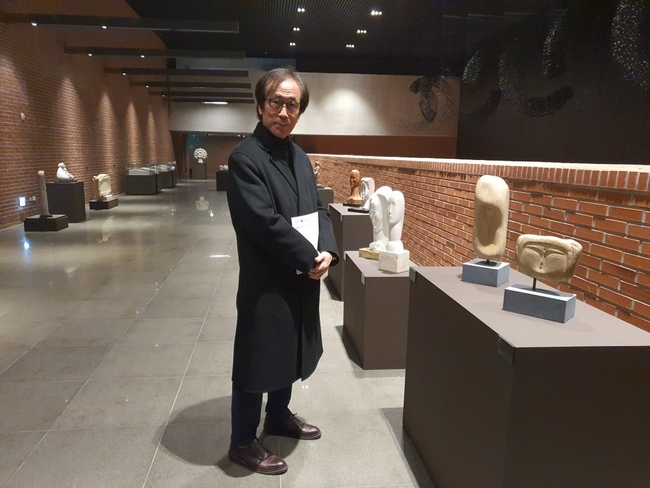 서소문성지역사박물관 예술감독인 김영호교수(중앙대, 미술평론가)가 유영교 <구도자>전을 설명하고 있다. <이화순>