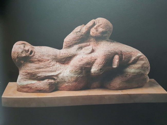 천신과 싸우는 야곱, 붉은 대리석, 1982