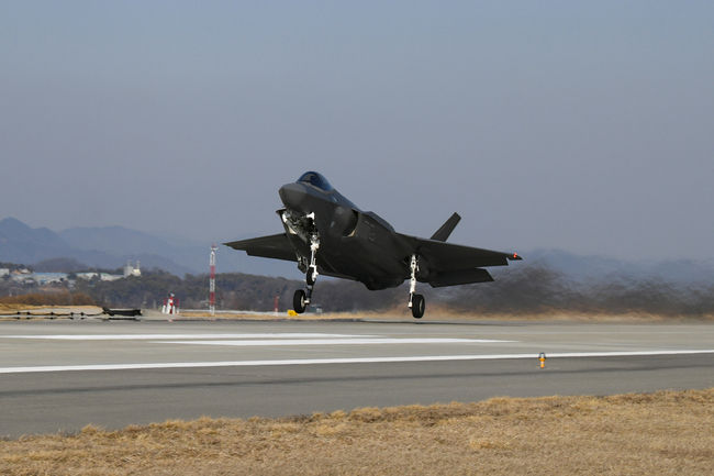 한국 공군 스텔스 전투기 F-35A '프리덤 나이트(Freedom Knight)'가 2월 3일 한미 연합공중훈련 참가를 위해 청주기지에서 이륙하고 있다. (사진=뉴시스 제공)