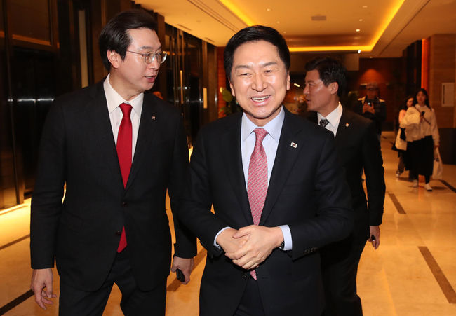 김기현 국민의힘 당 대표가 14일 오후 서울 여의도의 한 식당에서 황교안 전 당 대표와 오찬을 위해 이동하고 있다.(사진=뉴시스 제공)
