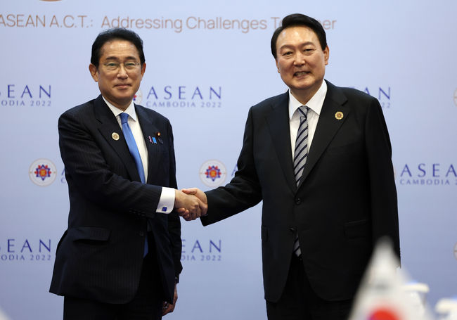 윤석열 대통령이 지난 2022년 11월 13일(현지시간) 프놈펜 한 호텔에서 기시다 후미오 일본 총리와 한일 정상회담에 앞서 악수를 하고 있다. (사진=뉴시스 제공)