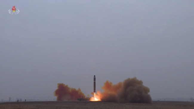 2월 19일 북한 조선중앙TV가 18일 오후 평양국제비행장에서 대륙간탄도미사일(ICBM) '화성-15'를 최대사거리체제로 고각발사했다고 보도했다. (사진=조선중앙TV 캡쳐/뉴시스 제공)